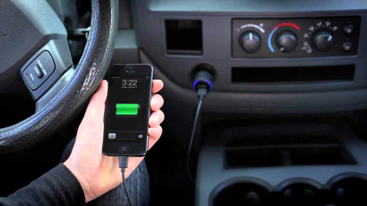 Включи машину зарядку. Зарядка для автомобиля. Заряжаем смартфон в авто. Зарядка для телефона в автомобиль. USB В машину.