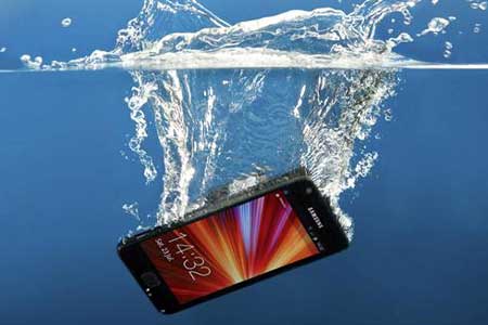 Cara Menyelamatkan Smartphone yang Terendam Air